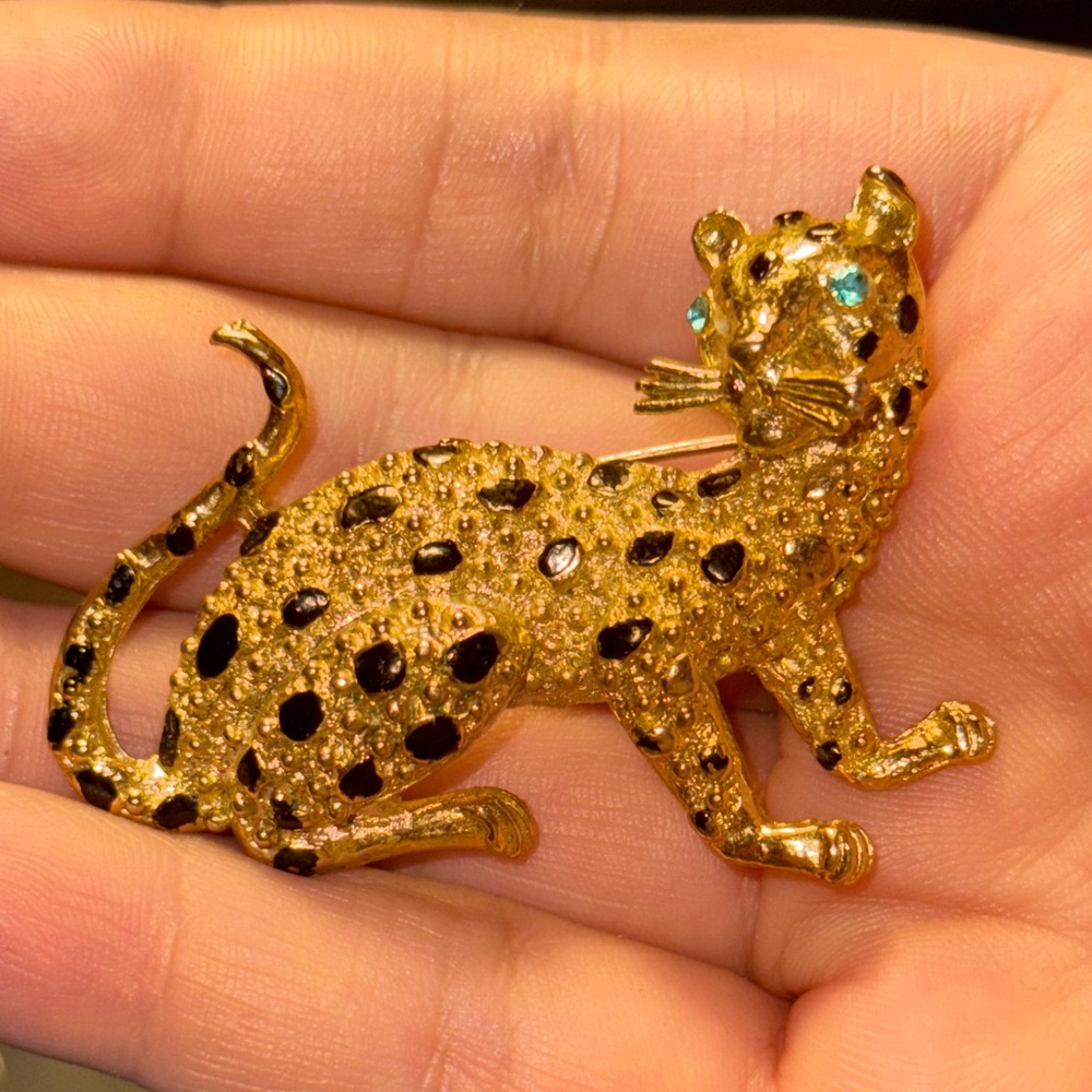 Stunning leopard Vtg brooch